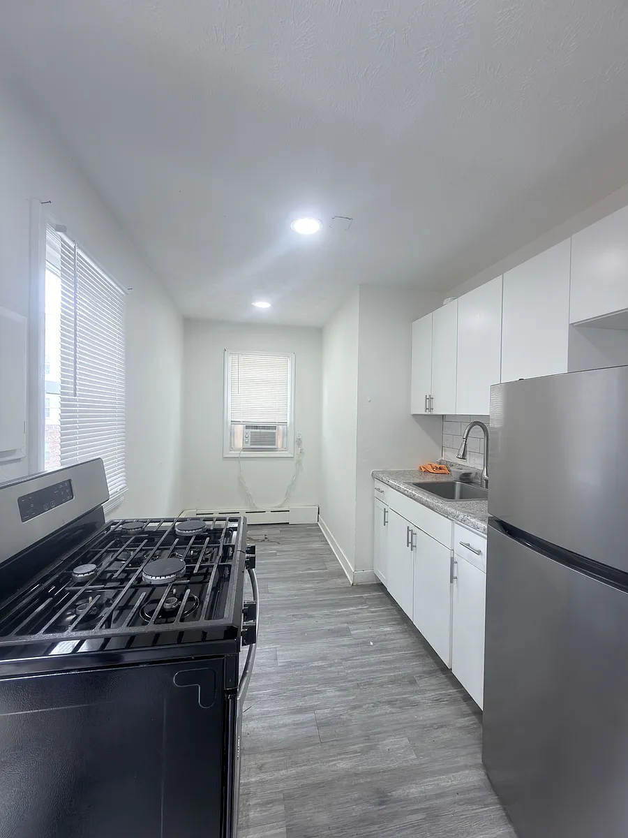 Building Photo - 4602 Cass St #5
