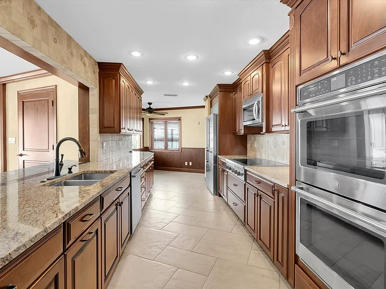 5810 Bahama Shores Dr S — Photo 10