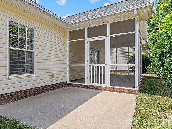 4th image of 1017 Curry Way