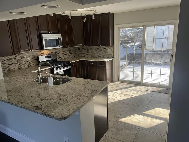 152 N Adams St — Photo 1