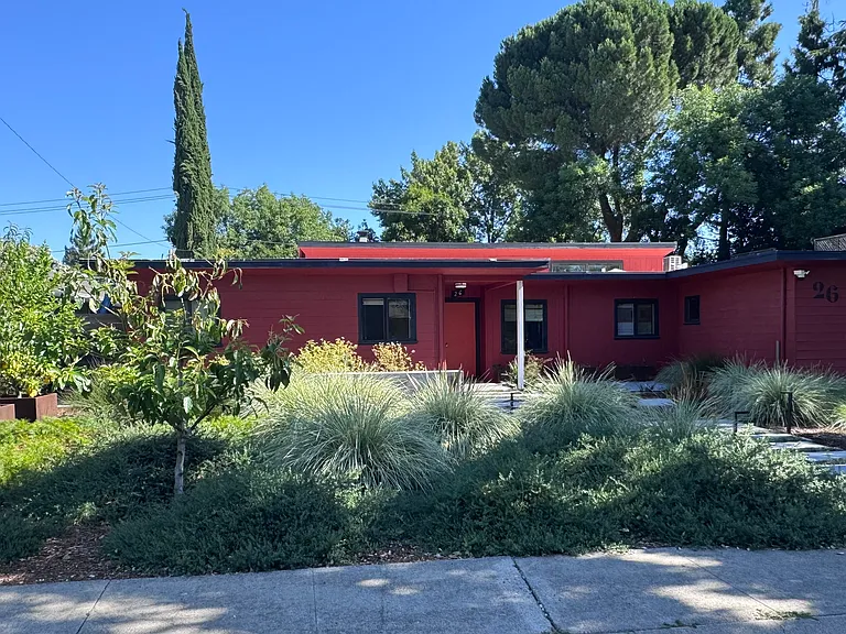 26 Parkside Dr — Photo 1