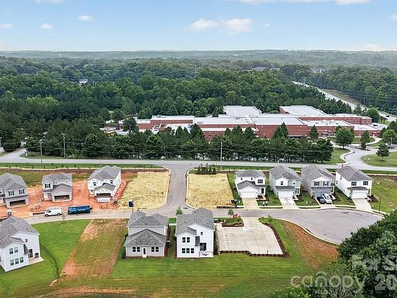 3rd image of 300 Fincastle Glen Rd