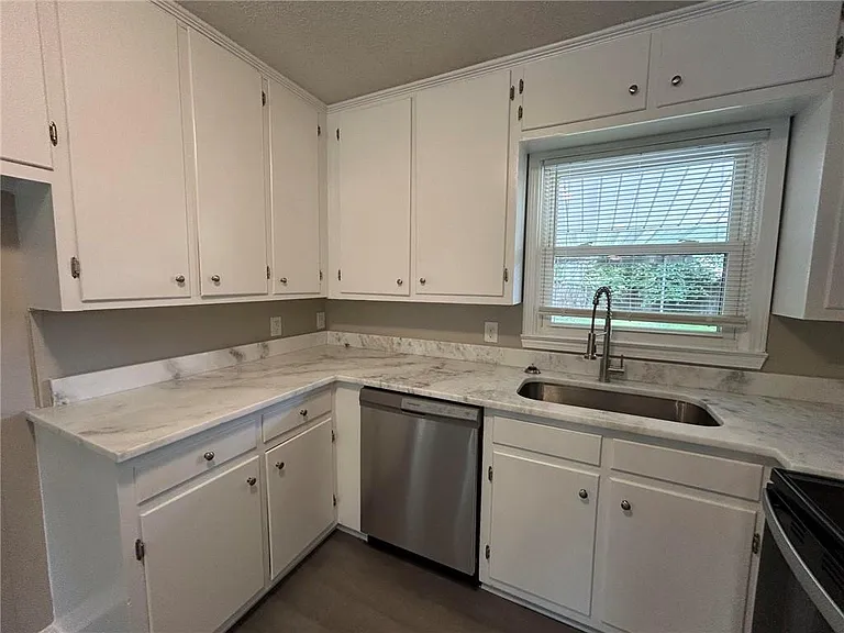 506 Seville Dr — Photo 12