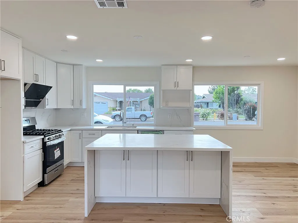 3 bed, 1255 sqft, $4,300 — Photo 3