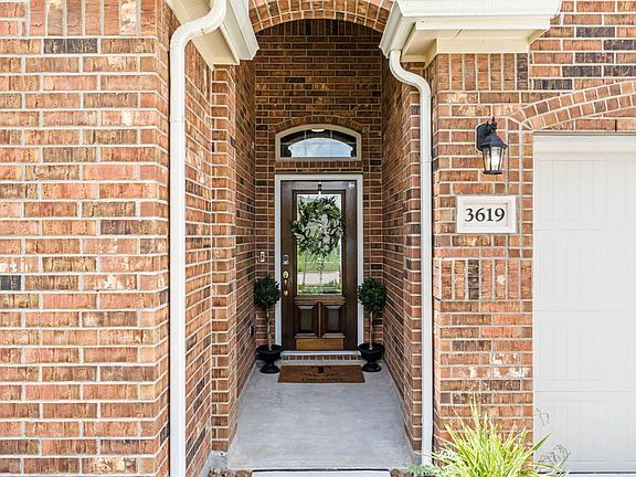 Heart warming keyless entry greets you upon arrival!
