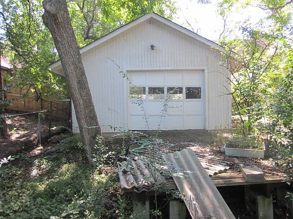 4th image of 709 W Burleson St