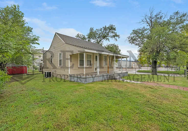 1501 S Walnut St — Photo 5