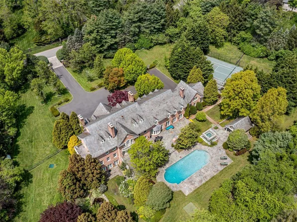 35 Applegreen Drive, Old Westbury, NY 11568