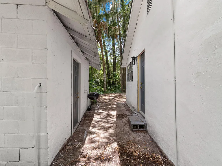 NW 7th Ave — Photo 8