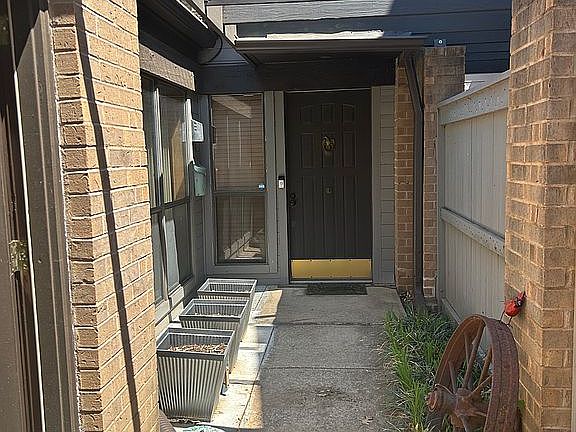 2nd image of 405 NW Chimney Creek Dr