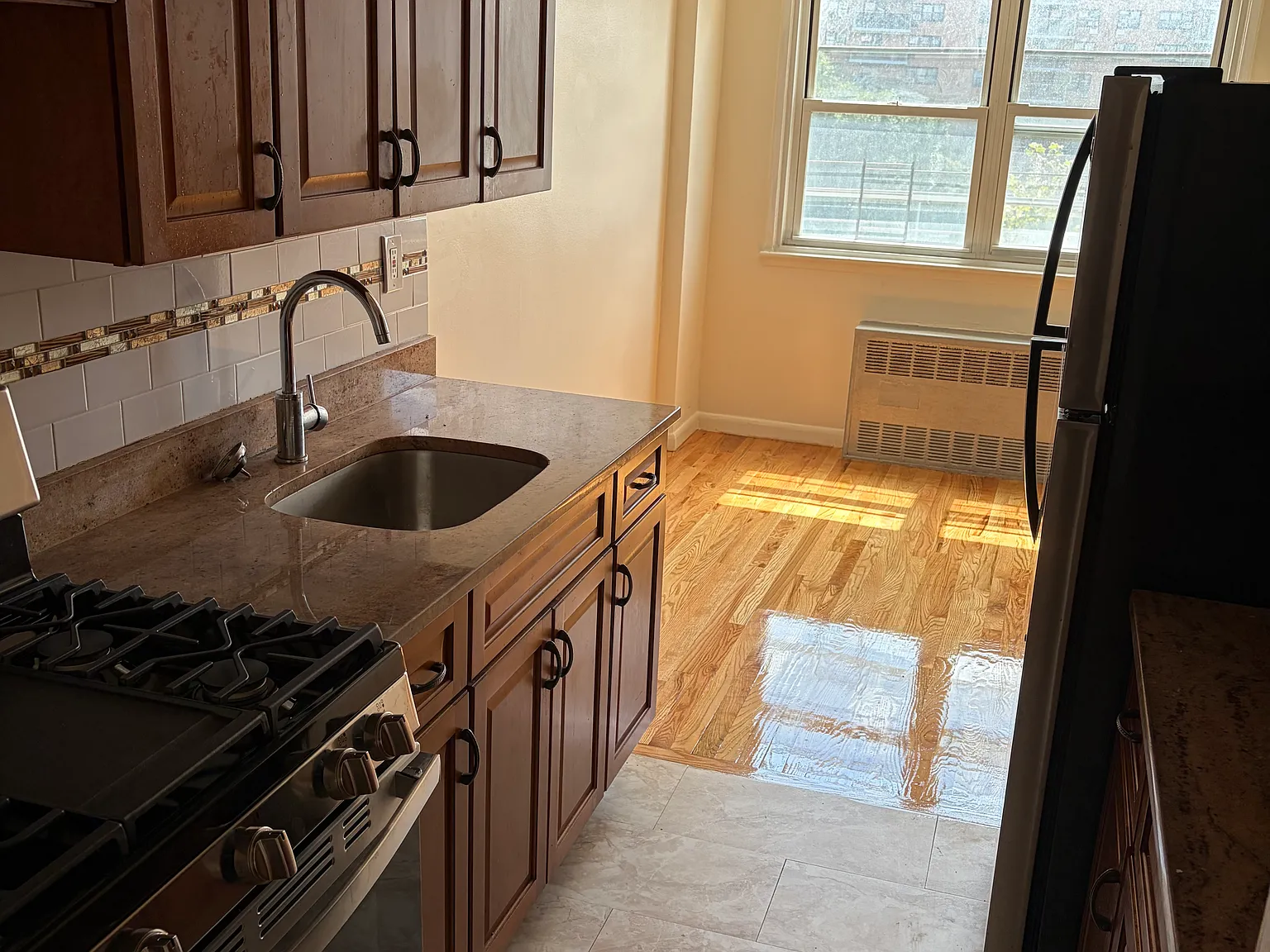 1 bed, 900 sqft, $1,915 — Photo 2