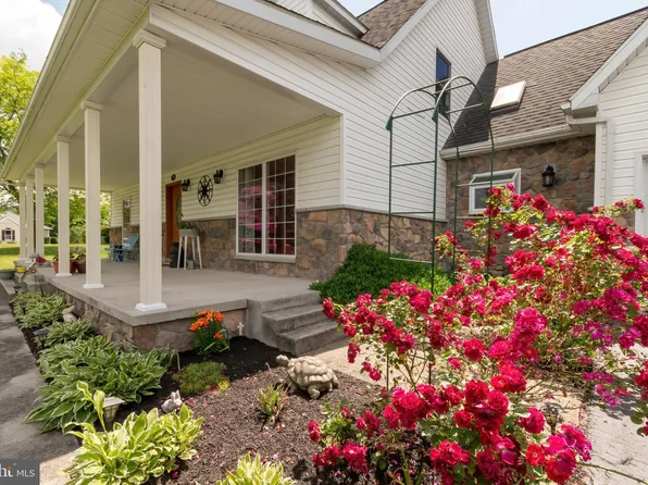 375 Meadowlark Ln, Berkeley Springs, WV 25411
