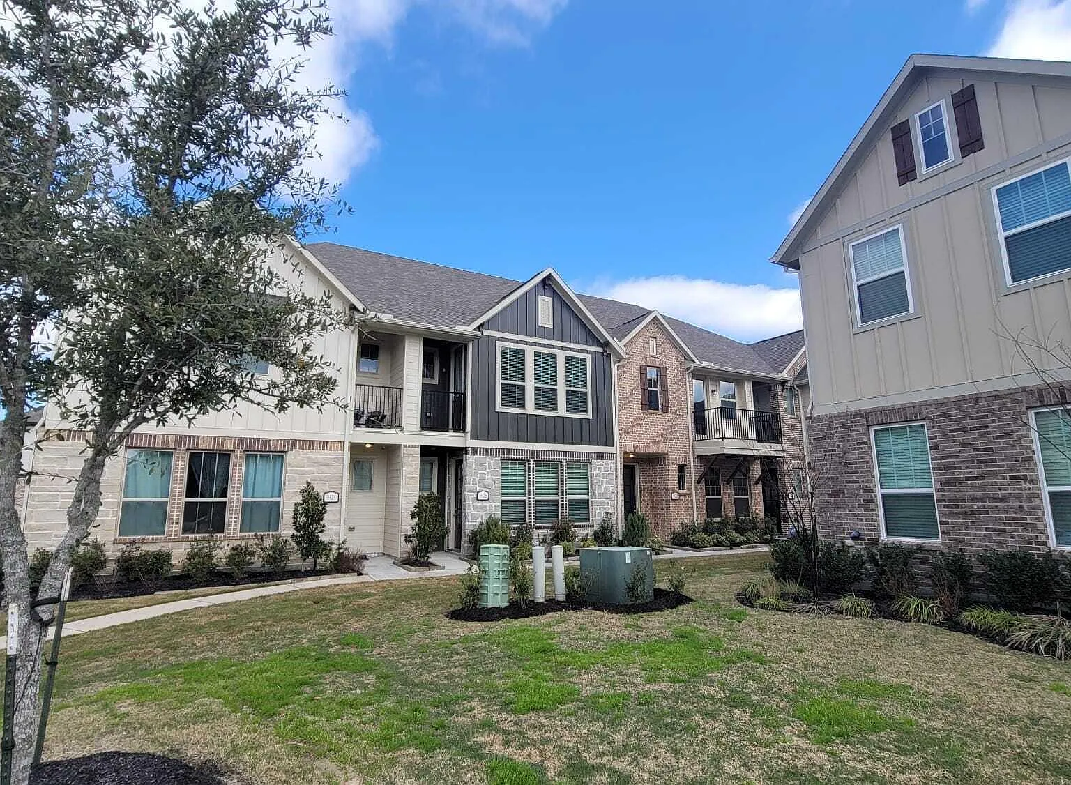 3 bed, 2.5 bath, 1567 sqft, $2,399 — Photo 2