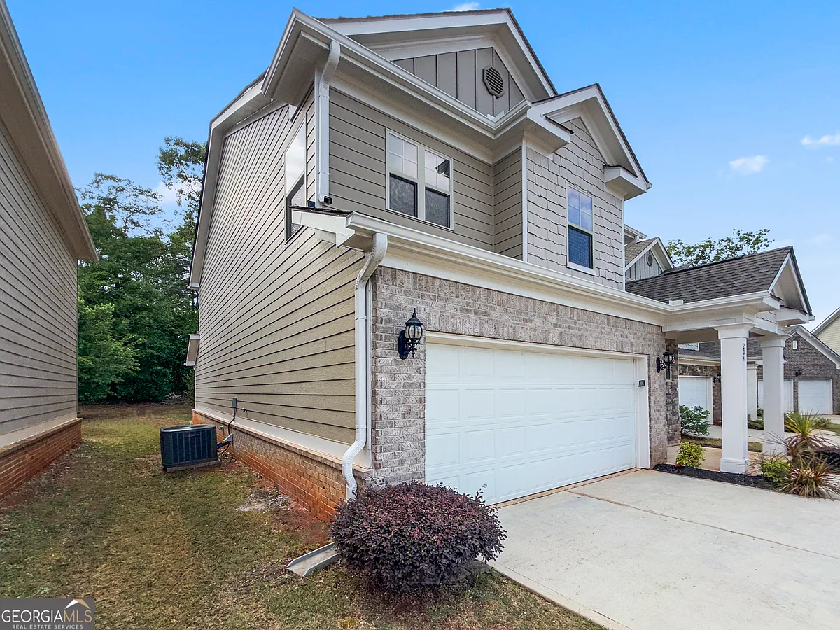 Building Photo - 204 Daisy Cir