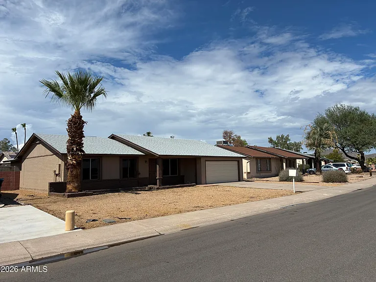 602 W Wickieup Ln — Photo 3
