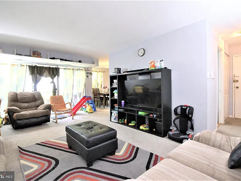 1914 Wilson Ln #204 — Photo 3