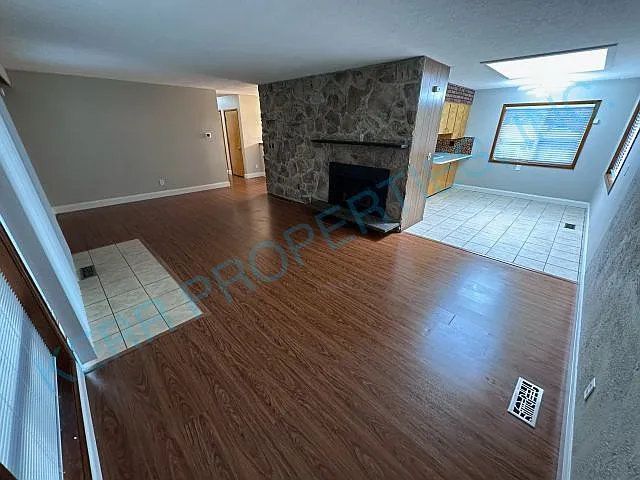 New To The Market! Spacious 4-Bedroom Retreat With 2 Full Baths In Gresham - Your New Home Awaits... — Photo 3