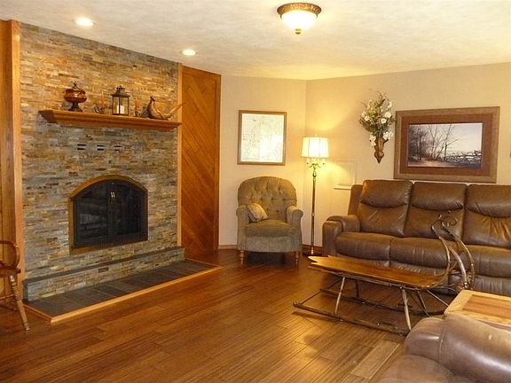 & leads into an inviting GR RM