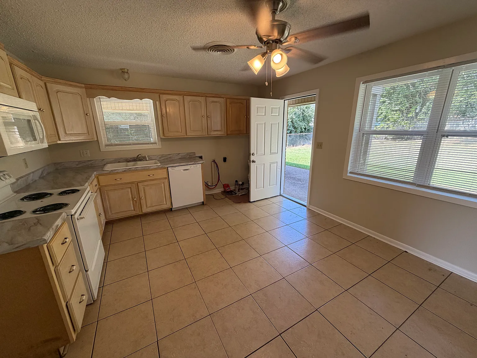 3 bed, 1.5 bath, 1100 sqft, $1,100 — Photo 3