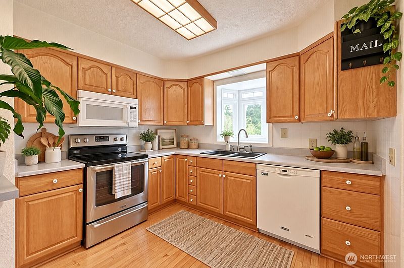 4th image of 2272 Long Lake Road SE