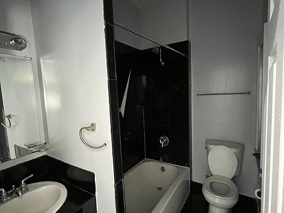 3rd image of 1833 S Main St #317