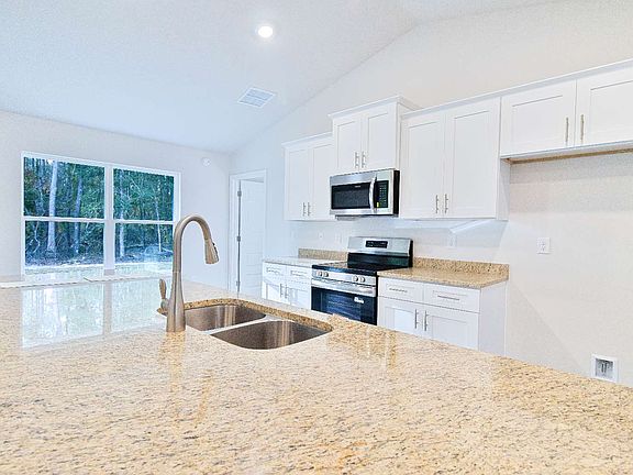 5th image of 569 SW Bellflower Dr