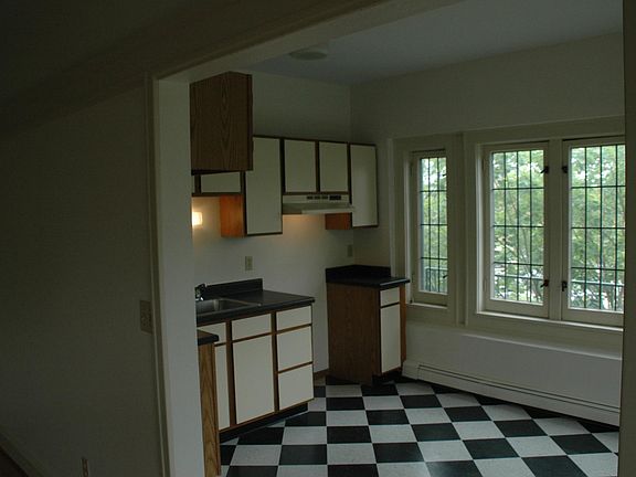 5th image of 3104 W Kilbourn Ave APT 302