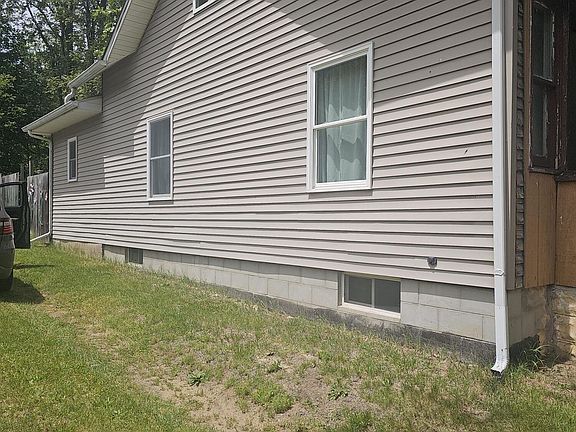 4th image of 907 N Albion St