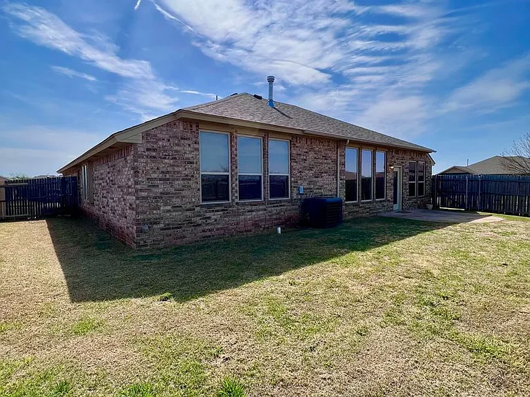 617 Applewood St — Photo 35