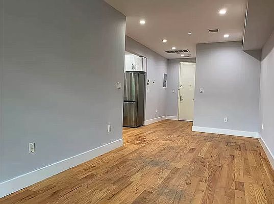 4th image of 584 Bainbridge St #12