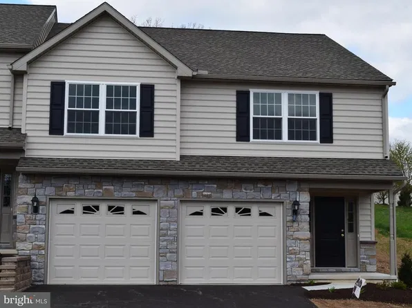 17 Southwoods Dr, Elizabethtown, PA 17022
