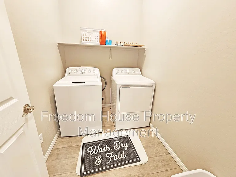4901 Fairwood Ct — Photo 22