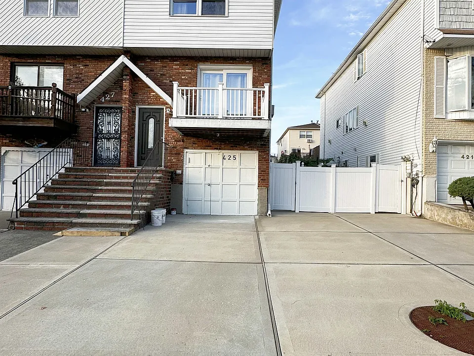 425 Travis Ave #2