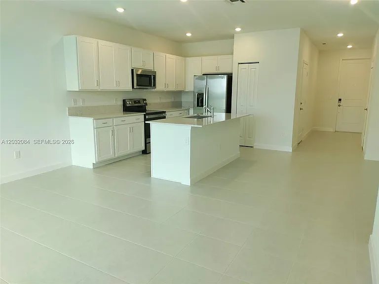 652 SE Lake Falls St — Photo 3