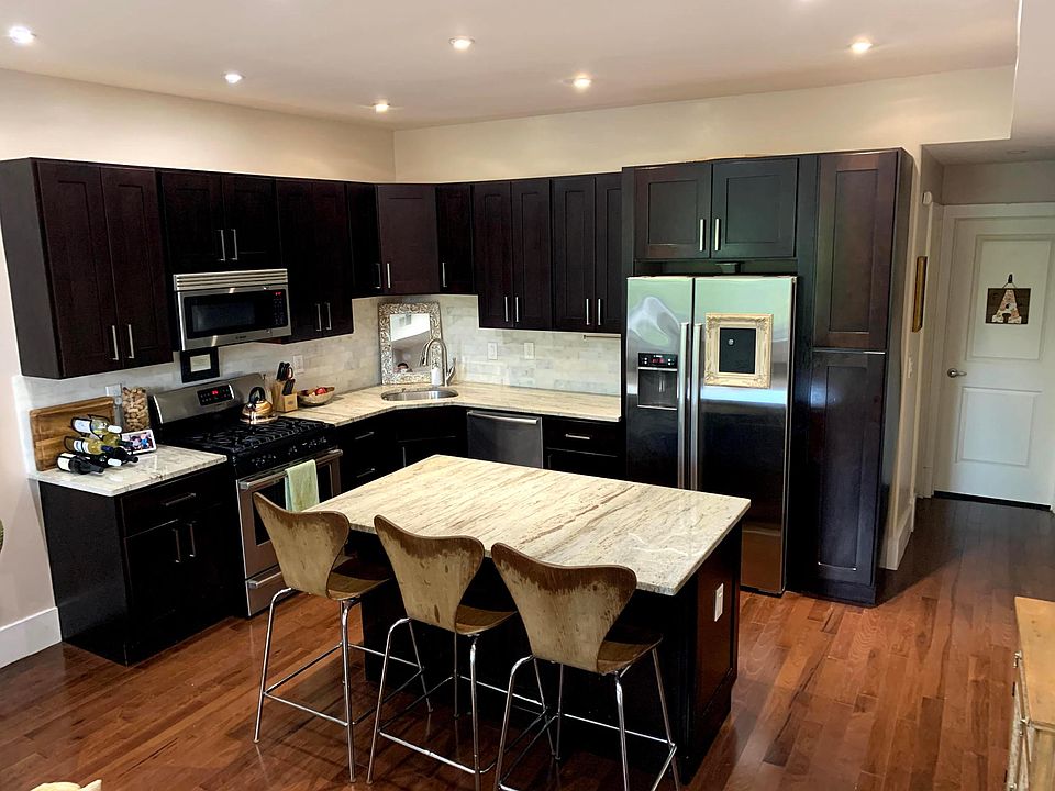 Large island with Bosch stainless steel appliances