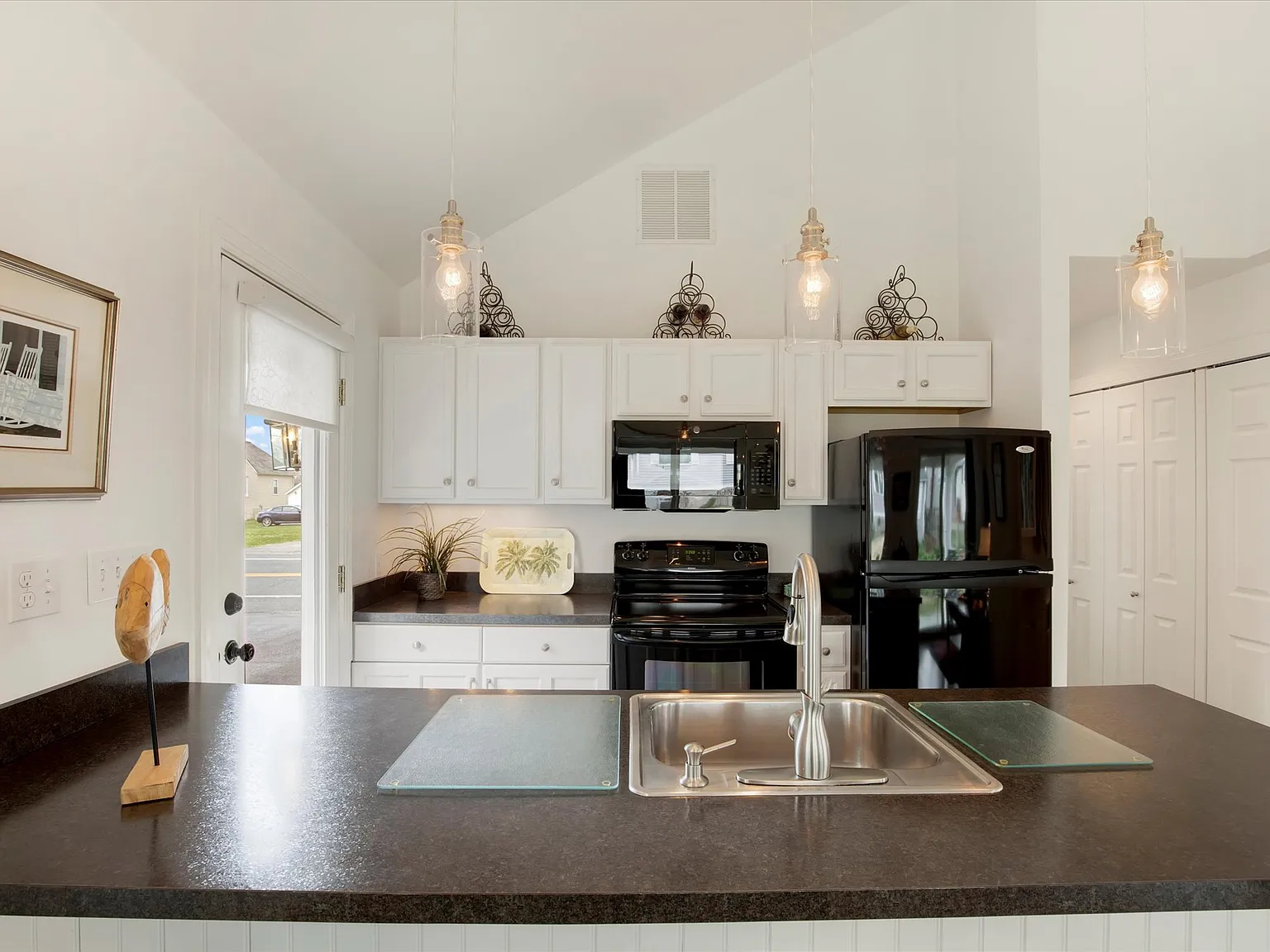 2 bed, 650 sqft, $1,950 — Photo 3