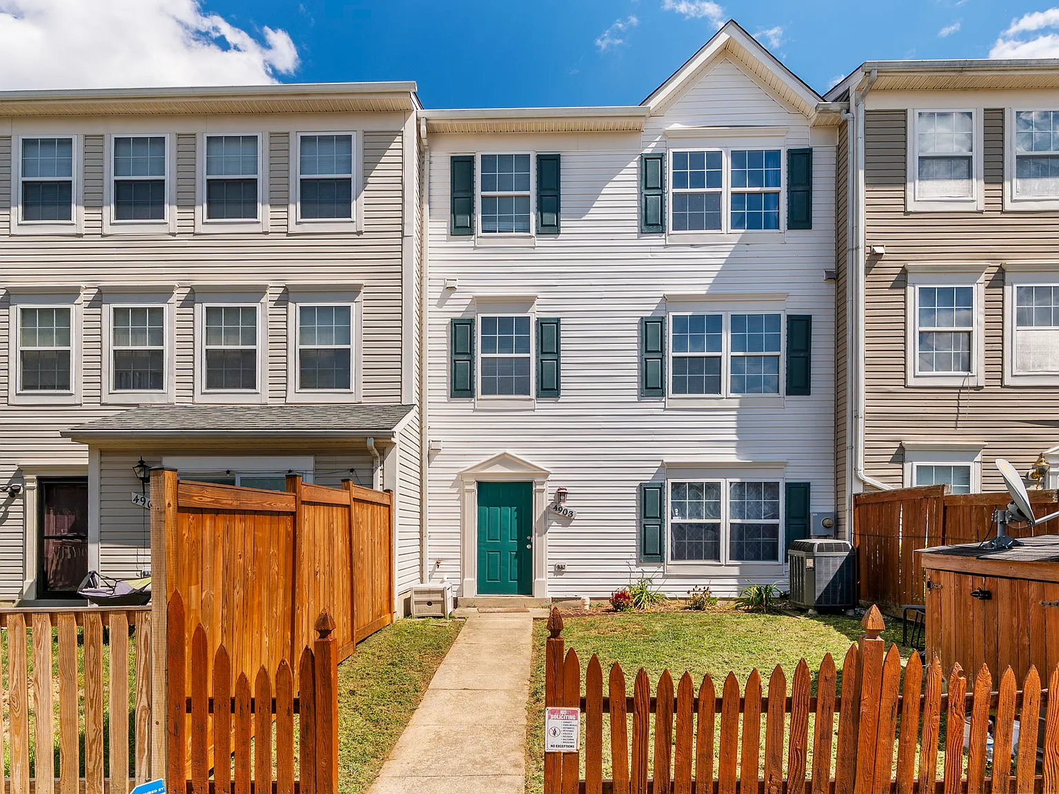 4903 Edgeware Ter — Photo 2
