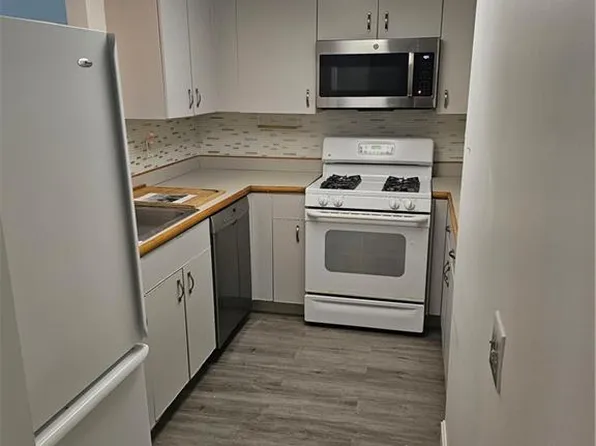 37 Lawton Brook Ln, Portsmouth, RI 02871