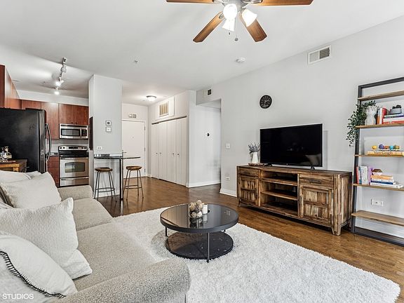 4th image of 565 W Quincy St Unit 903