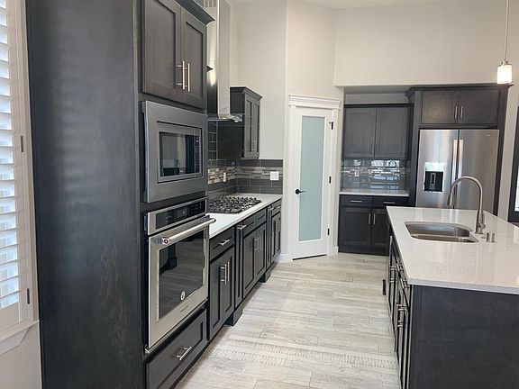 3rd image of 800 Blingwood St