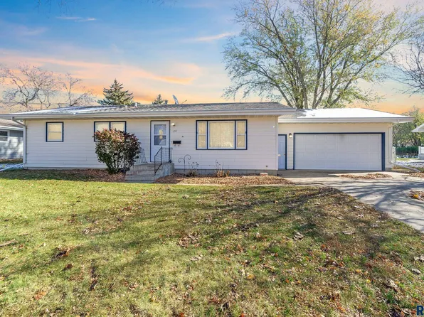 108 S 11th St, Beresford, SD 57004