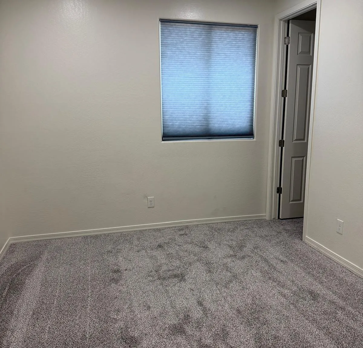 5 bed, 4.0 bath, 2921 sqft, $3,000 — Photo 2