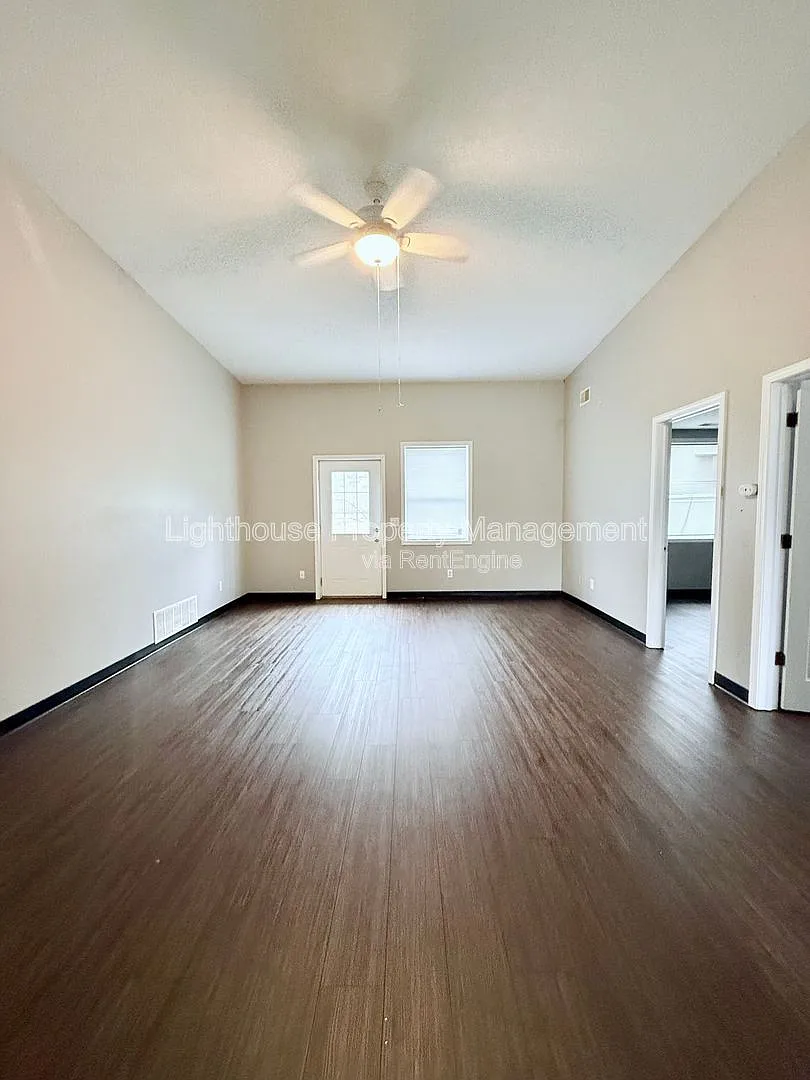 Building Photo - 8497 Douglas Ave #1