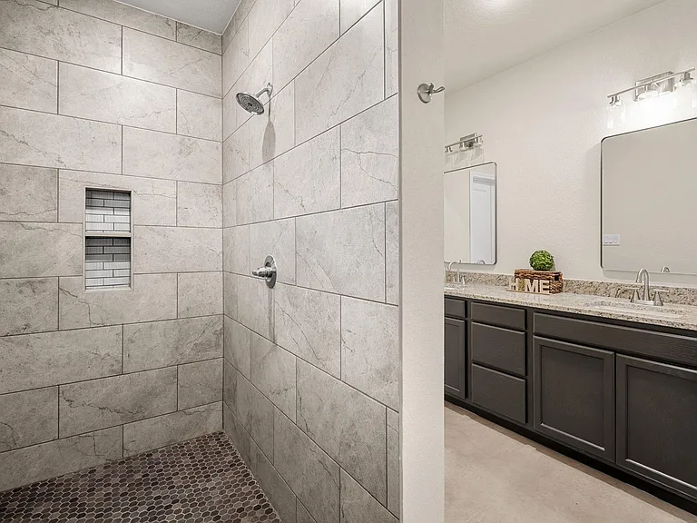 410 W Avenue C — Photo 19