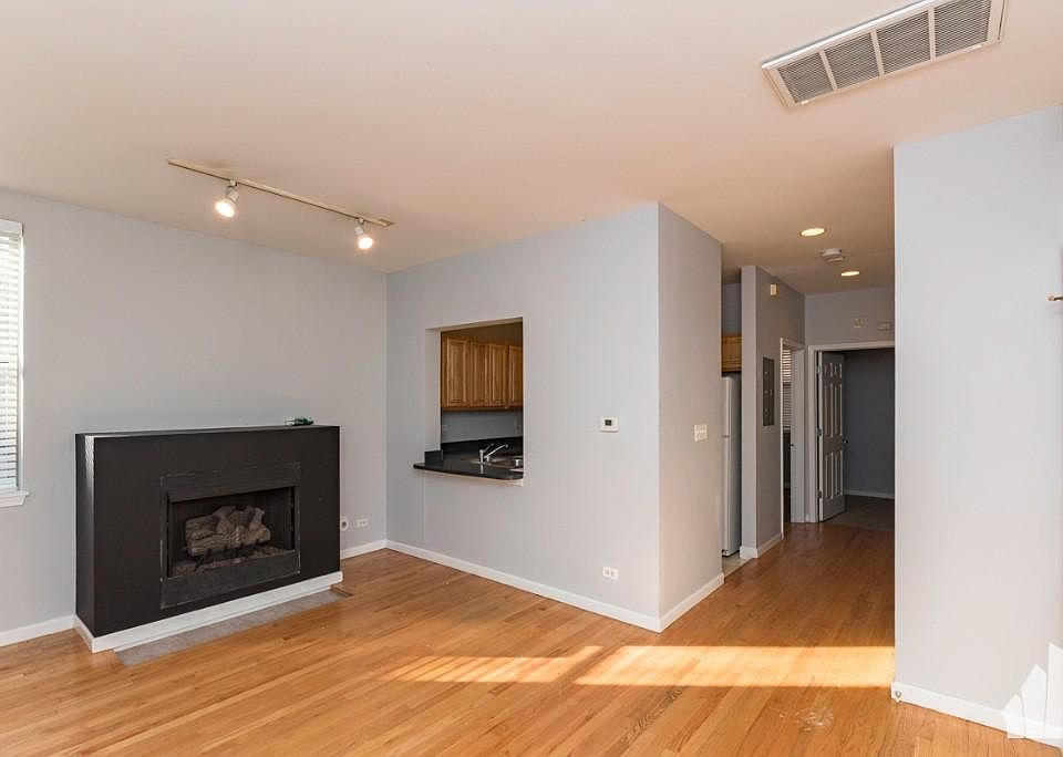 1st image of 1329 N Burling St #A