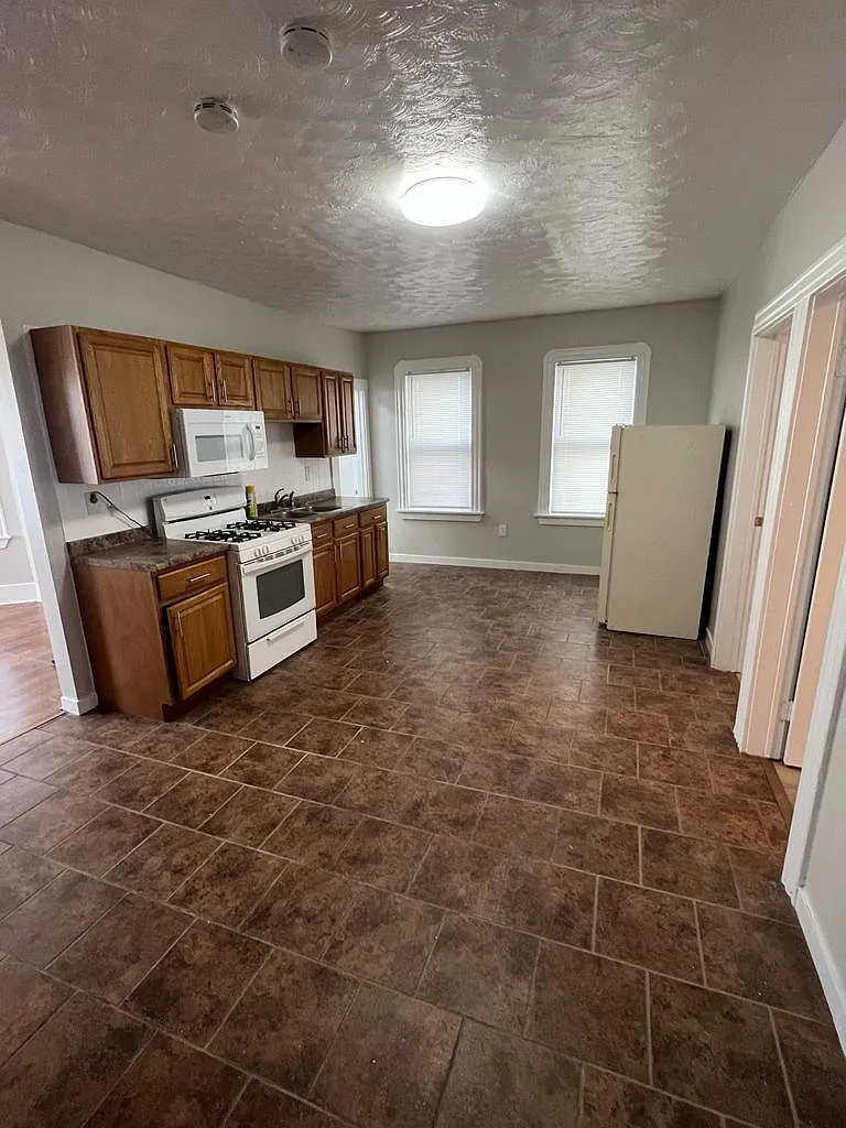 2 bed, 800 sqft, $1,600 — Photo 1