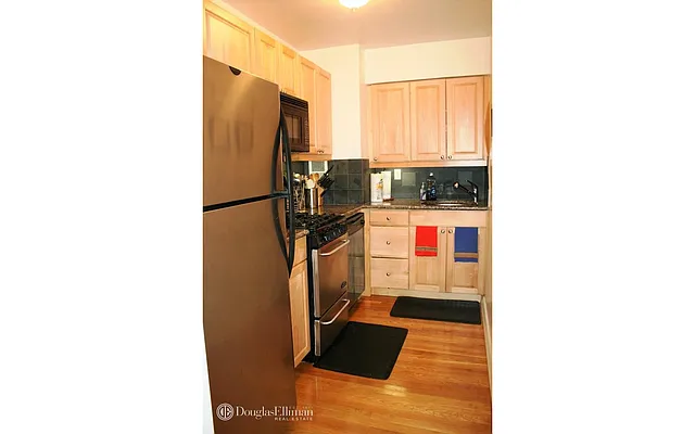 Rented by Douglas Elliman | media 19