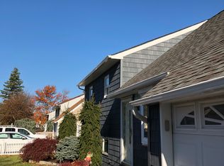 945 N Queens Ave, Lindenhurst, NY 11757