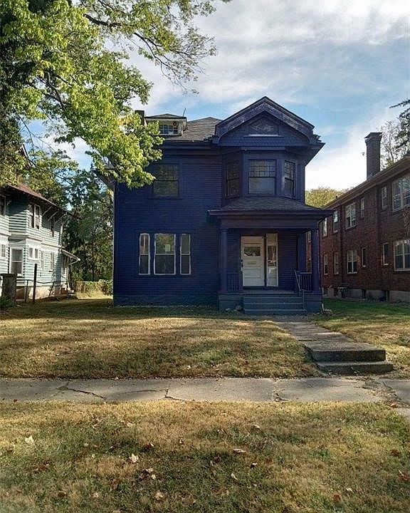 2nd image of 1044 W Grand Ave