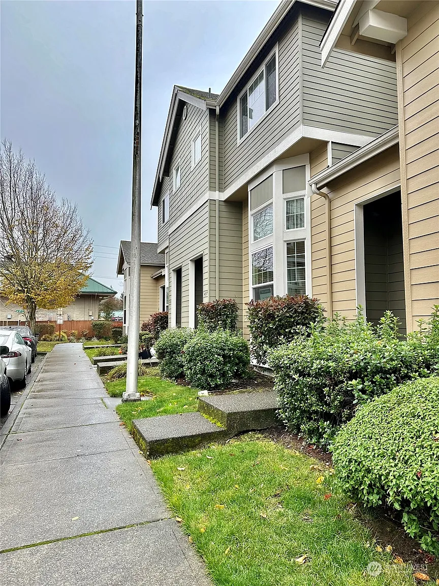 437 Tacoma Avenue NE photo 1